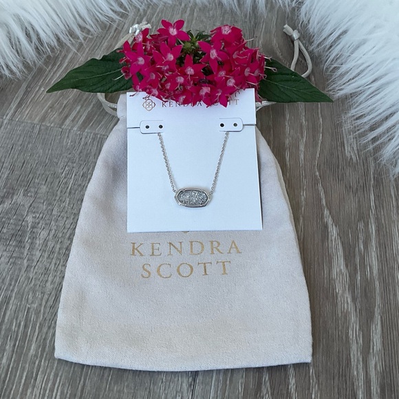 ✨KENDRA SCOTT Elisa 2025 Silver Collector’s Edition Short Pendant Necklace - Picture 5 of 10